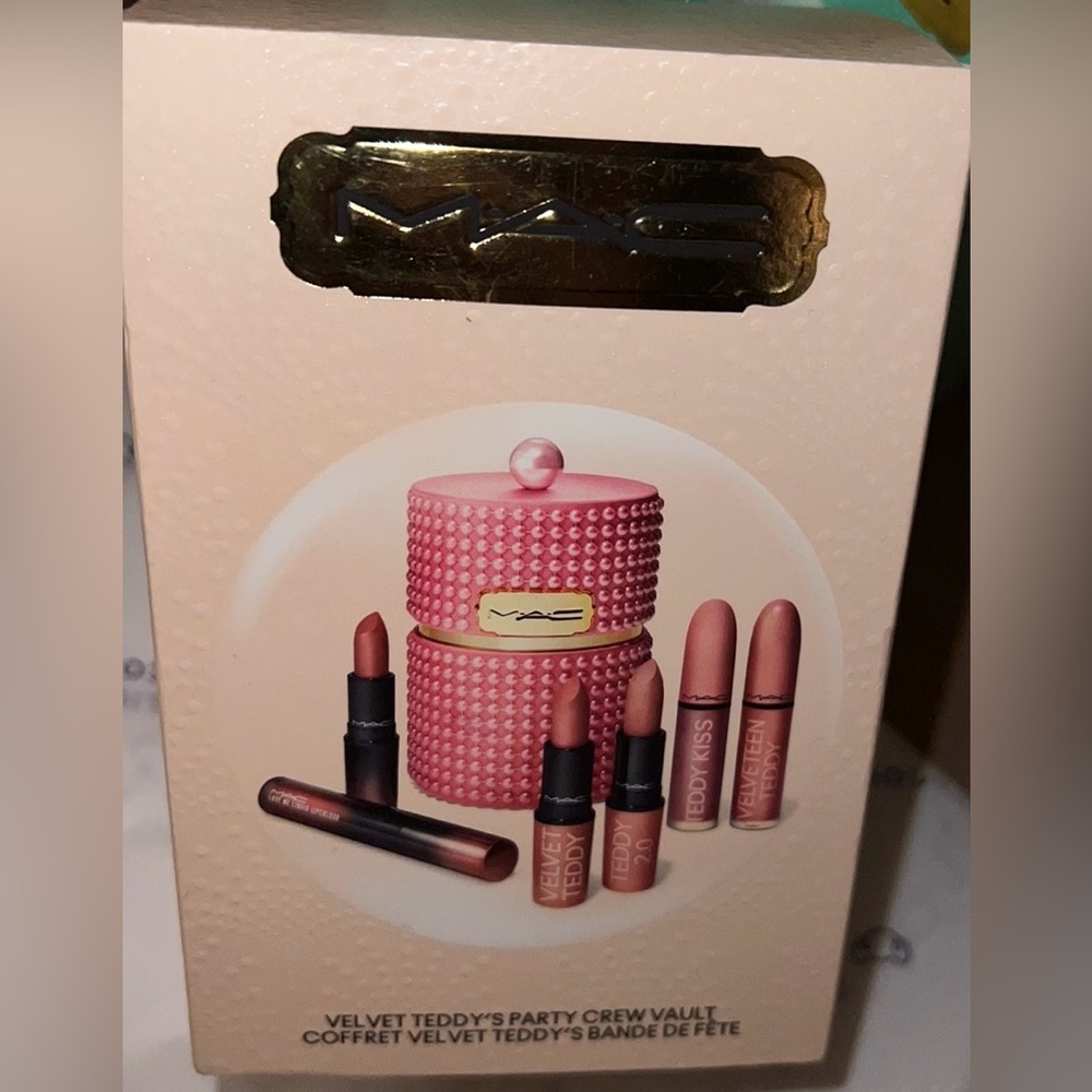NIB MAC cosmetics velvet Teddy holiday gift set with gift box limited edition - Picture 4 of 8